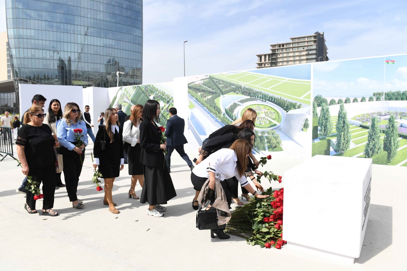 Dövlət Komitəsinin kollektivi Zəfər parkında - FOTOLAR